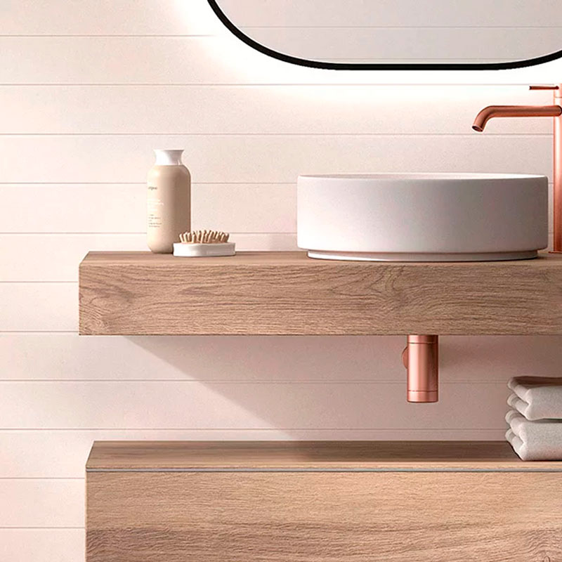 Mueble de baño marrón con espejo