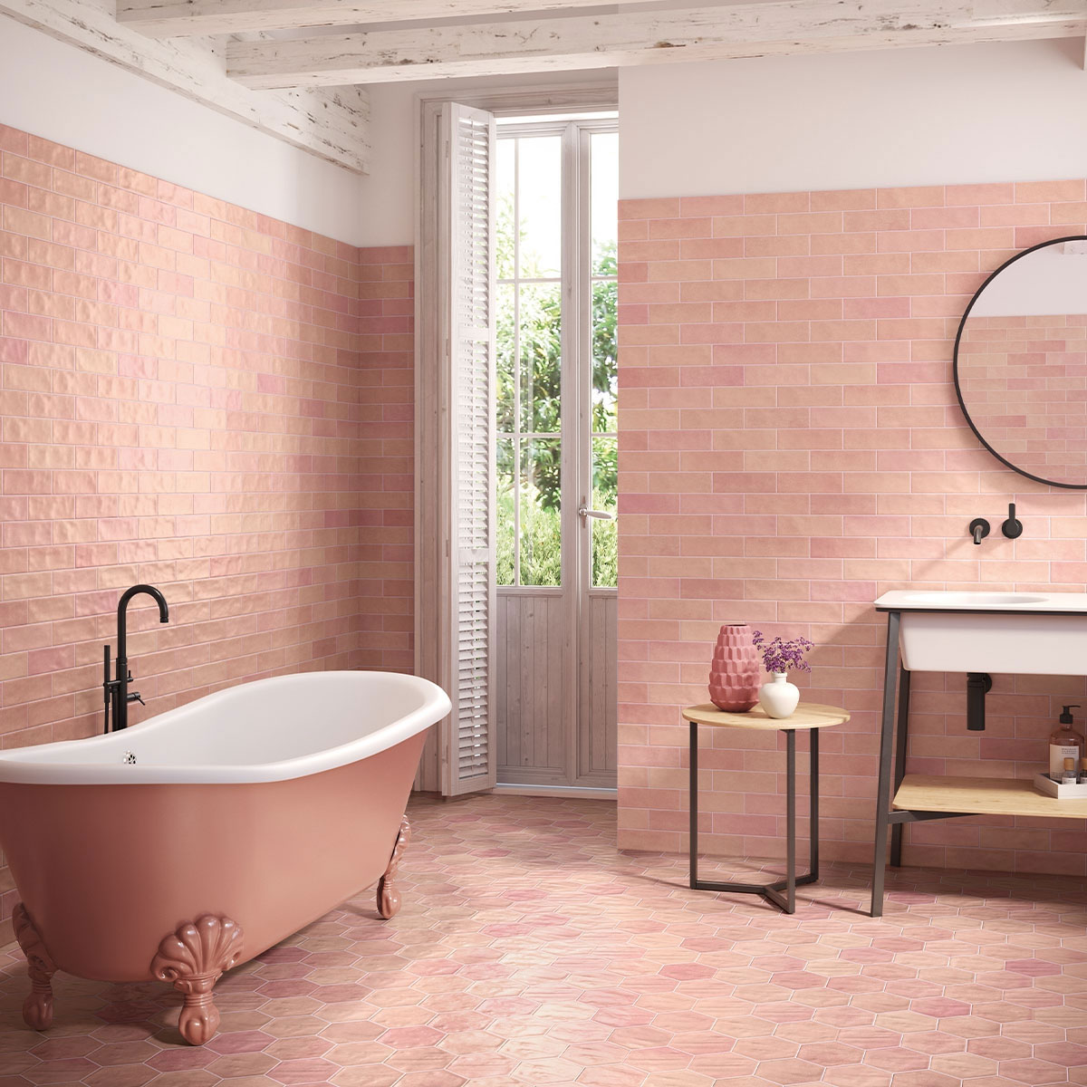 Pavimento hidráulico rosa numa casa de banho
