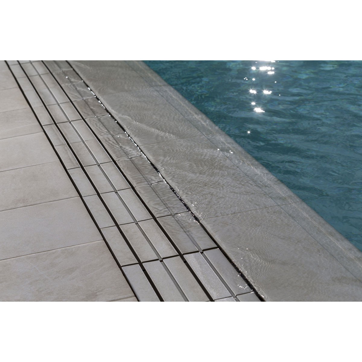 Foto de ambiente de piscina Oxford Slate Desbordante