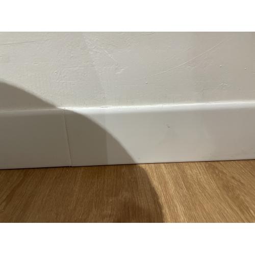 Asi queda el Rodapié blanco mate universal 12x60 (unidad)